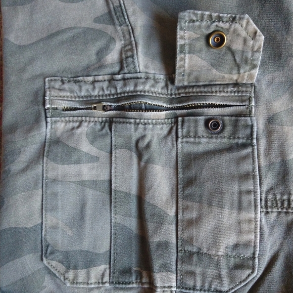 MUSCLE ALIVE WOMEN'S PLUS SIZE 3XL GREEN CAMOUFLAGE CARGO SHORTS STRAIGHT AHEAD - Picture 5 of 13